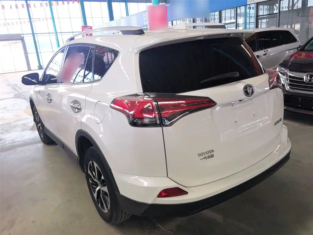Toyota RAV4 2018 — фото 5