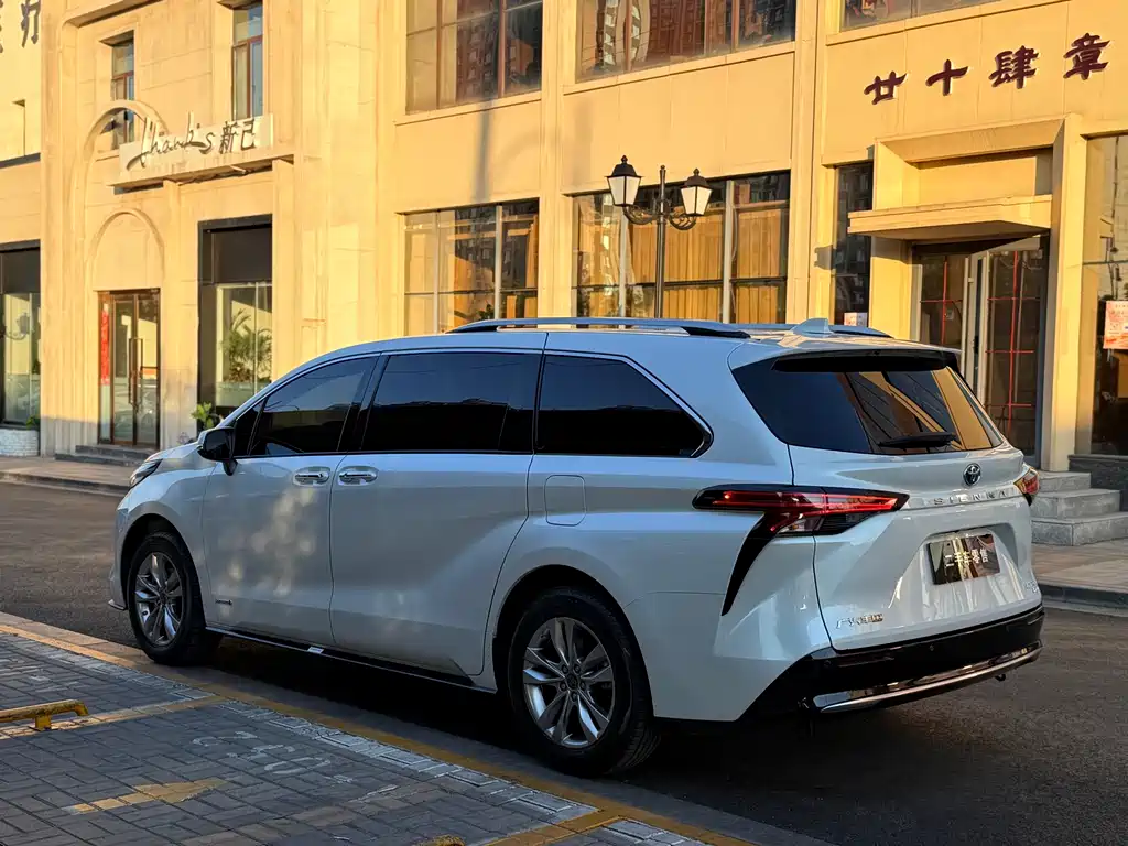Toyota Sienna 2022 — фото 20