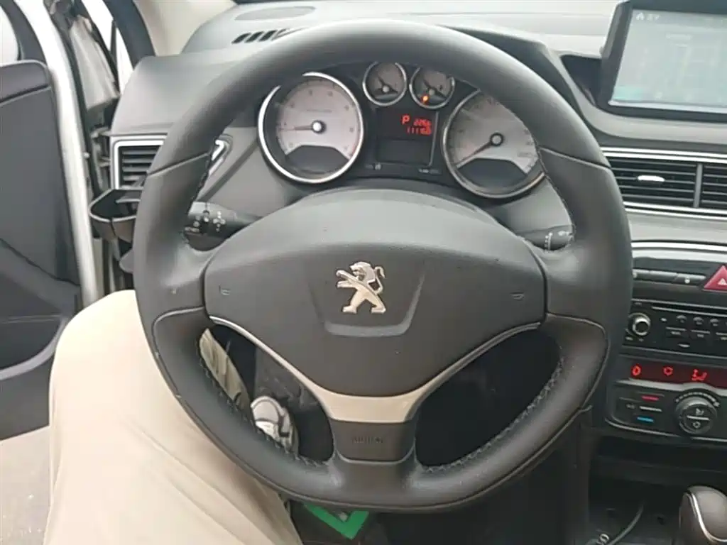 Peugeot 308 2015 — фото 11