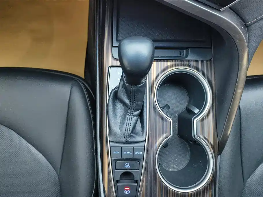 Toyota Camry 2019 — фото 16