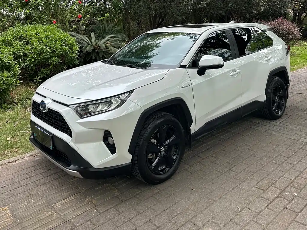 Toyota RAV4 2022 — фото 1