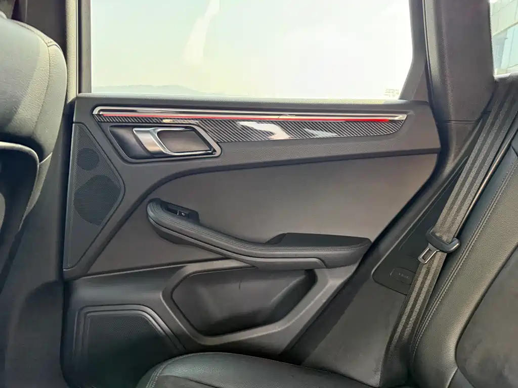 Porsche Macan 2019 — фото 34
