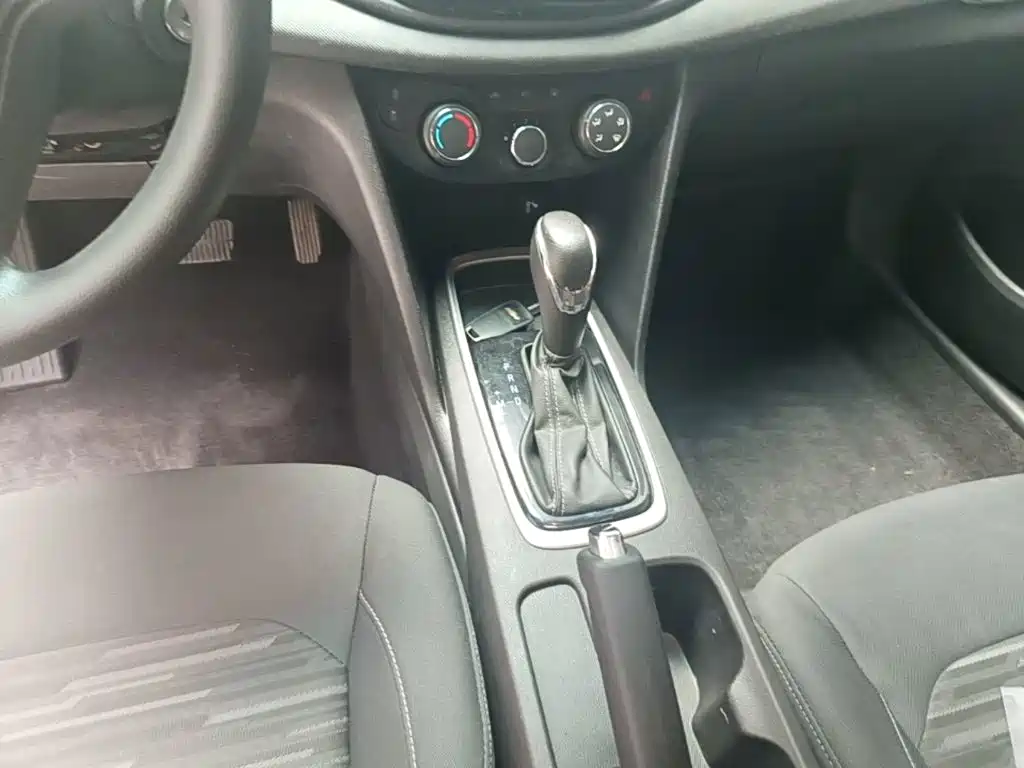 Chevrolet Cavalier 2018 — фото 14