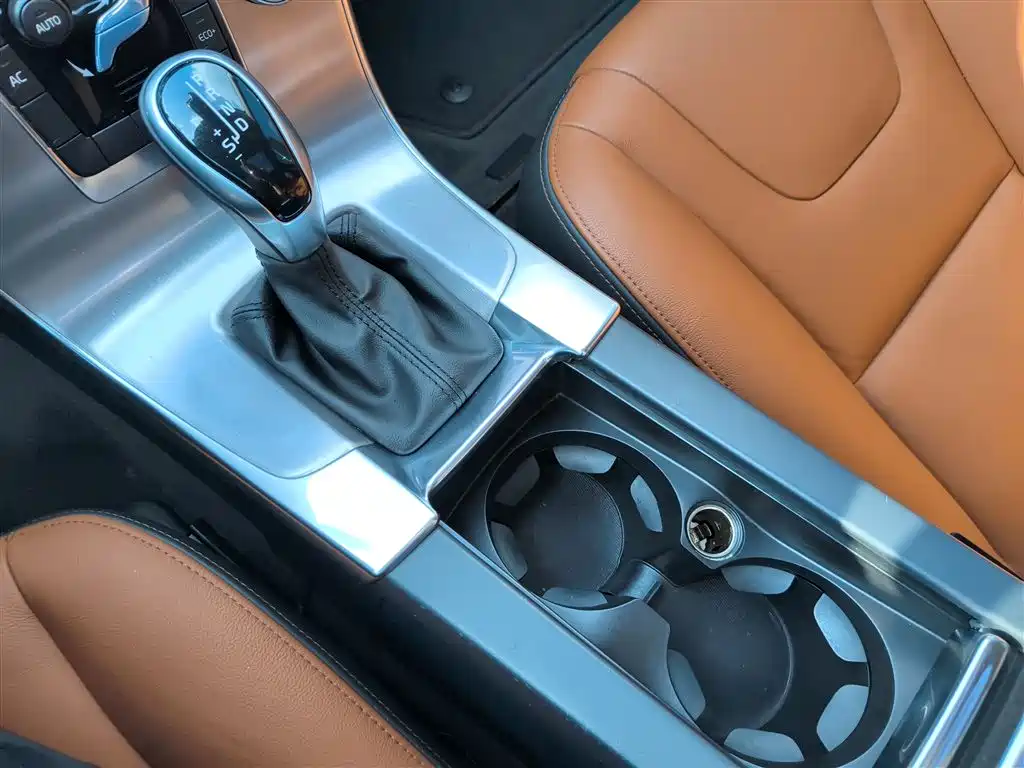 Volvo S60 2017 — фото 14