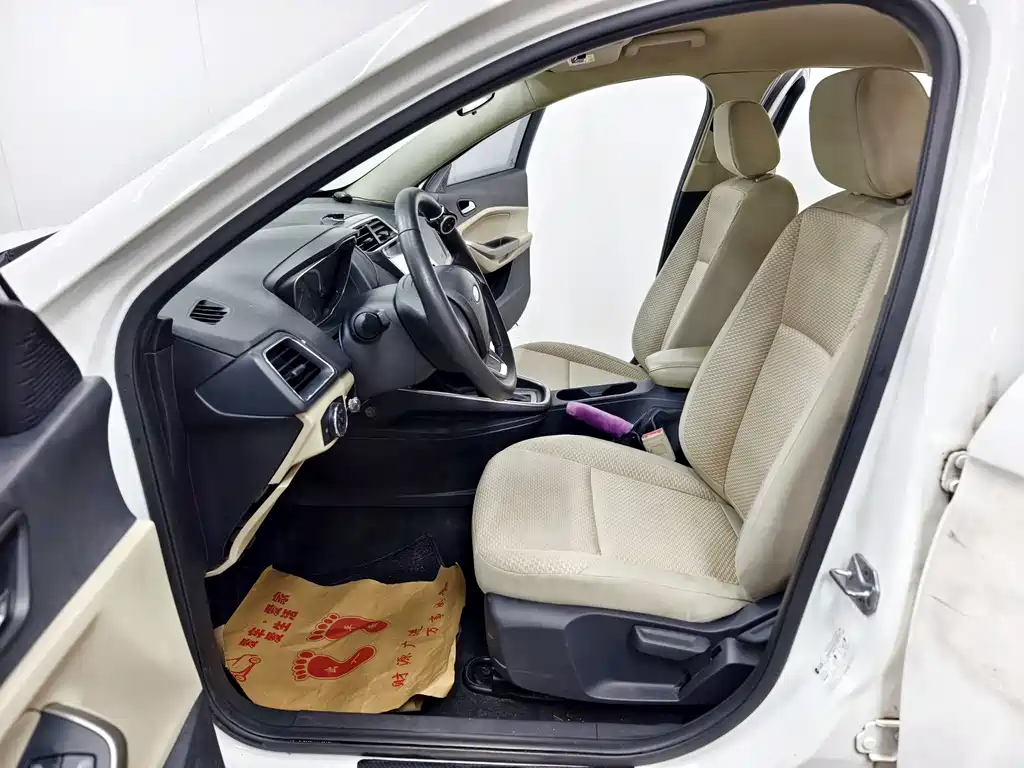 Ford Escort 2015 — фото 10