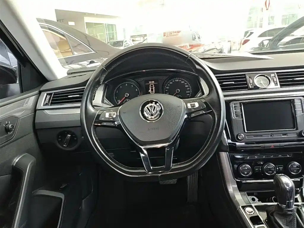 Volkswagen Passat 2018 — фото 11