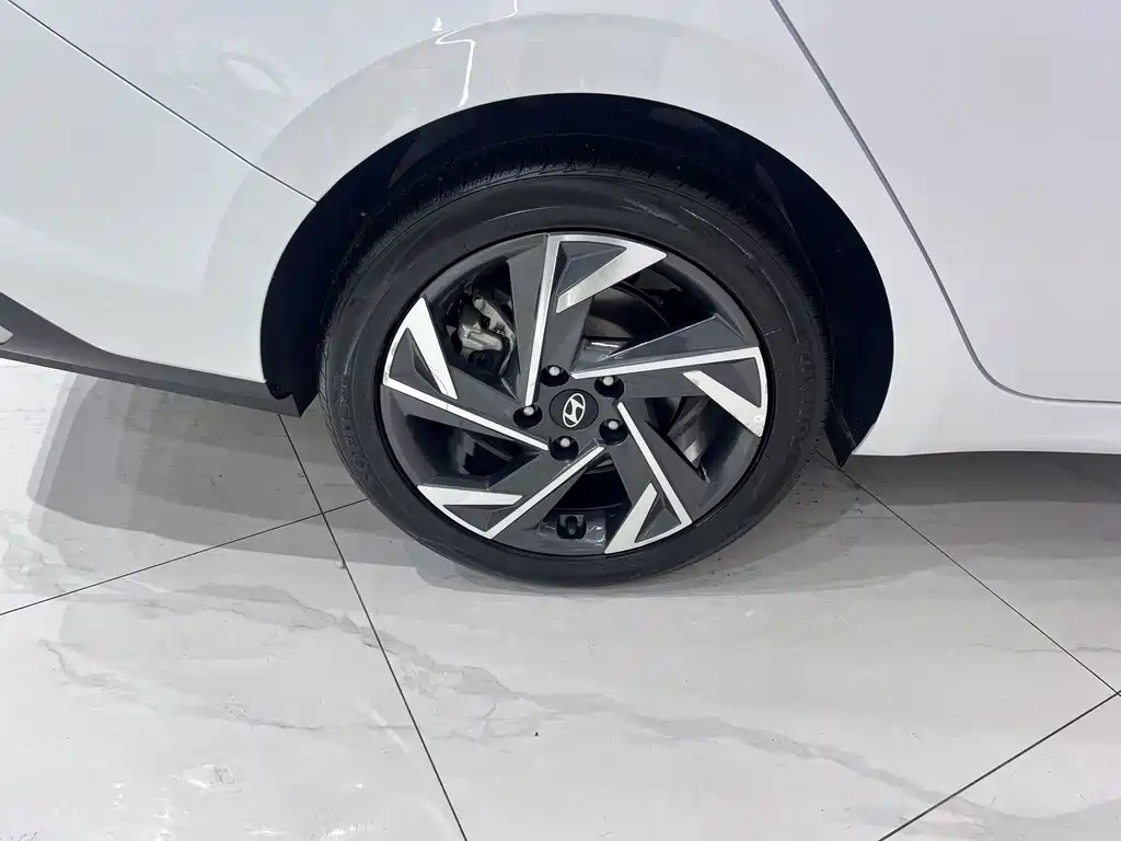 Hyundai Elantra 2023 — фото 19