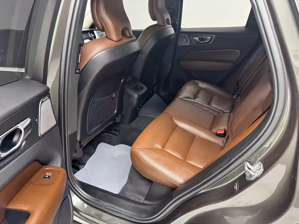 Volvo XC60 2018 — фото 13