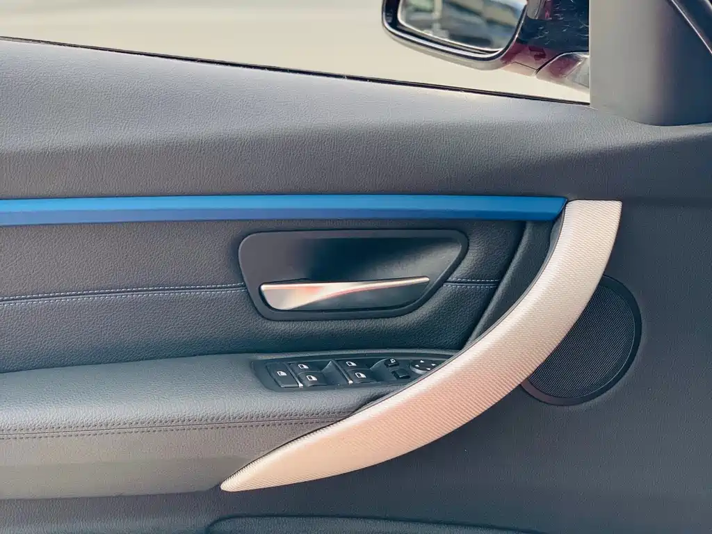 BMW 3 Series 2018 — фото 14