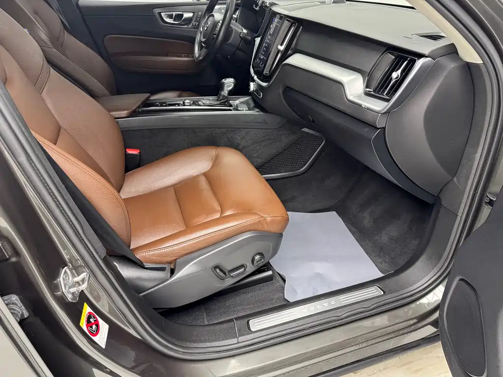 Volvo XC60 2018 — фото 12