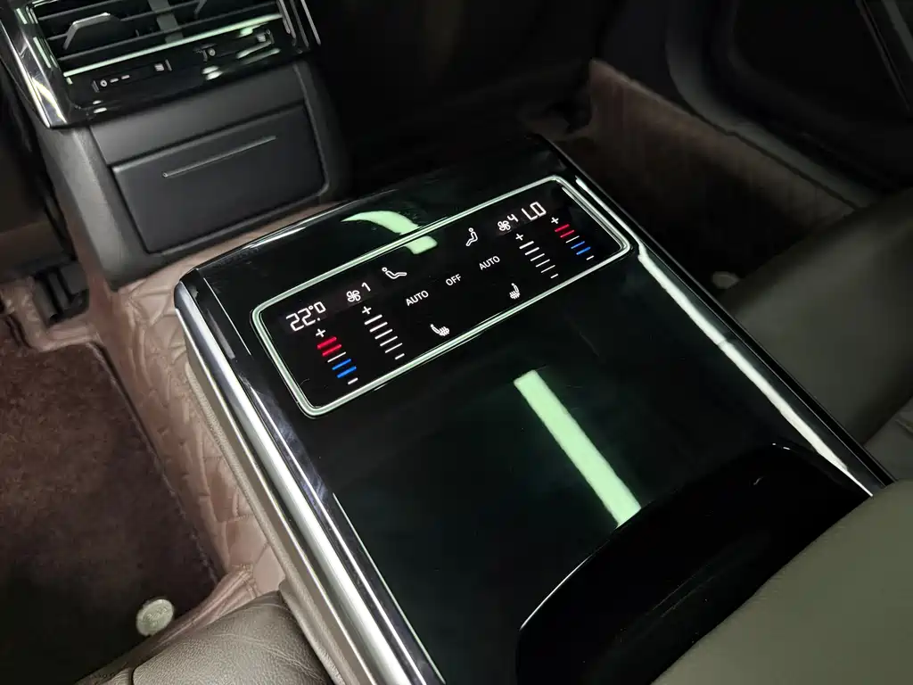 Audi A8 2019 — фото 21