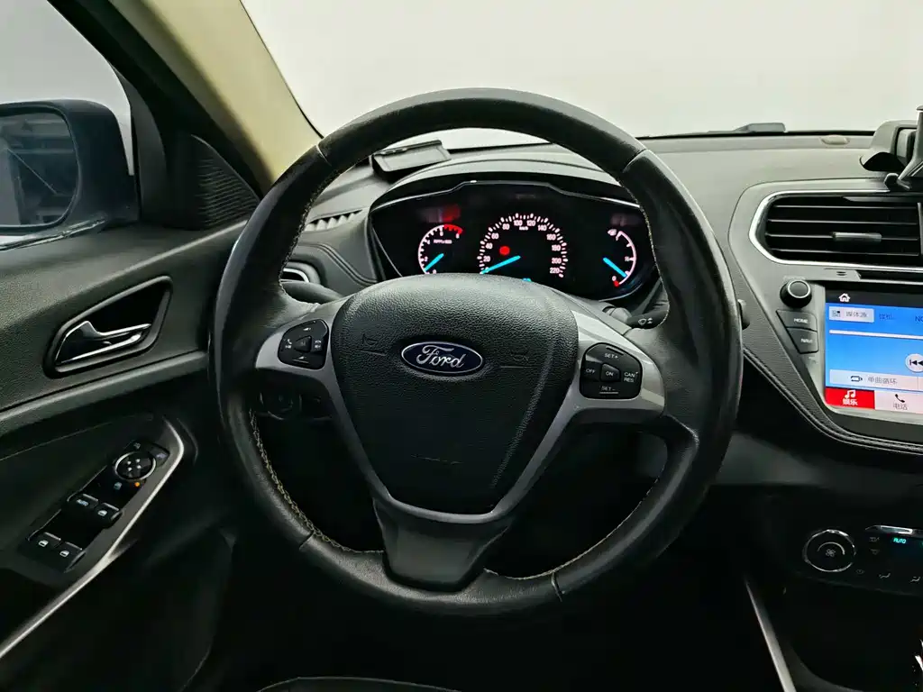 Ford Escort 2016 — фото 19