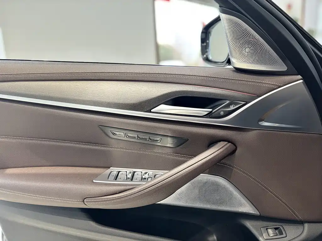 BMW 5 Series 2023 — фото 11