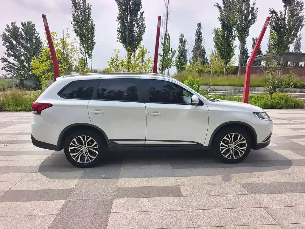 Mitsubishi Outlander 2017 — фото 8