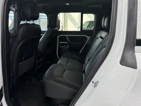 Land Rover Defender 2023