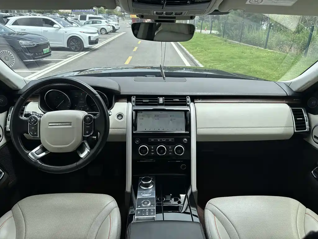 Land Rover Discovery 2017 — фото 18