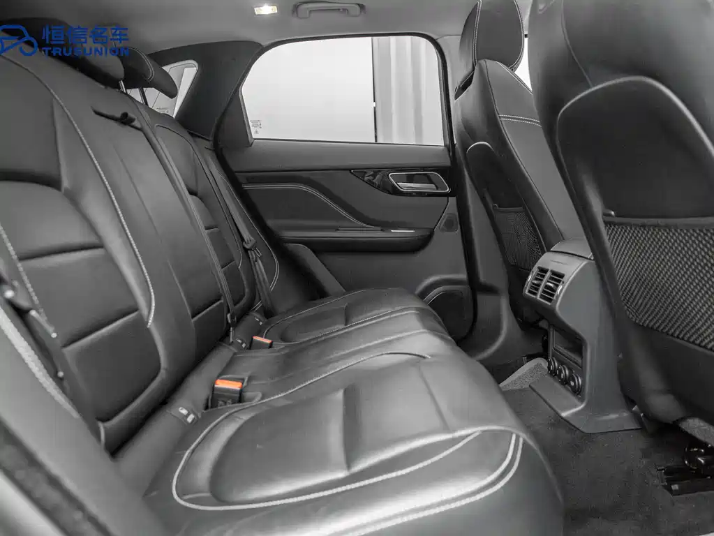 Jaguar F-PACE 2018 — фото 15