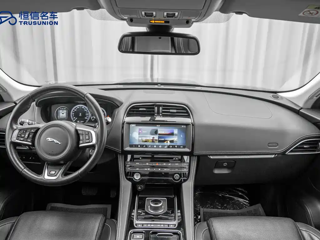 Jaguar F-PACE 2018 — фото 12