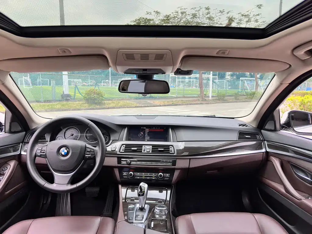 BMW 5 Series 2016 — фото 11