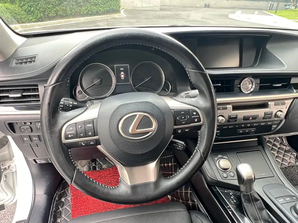Lexus ES 2016 — фото 17