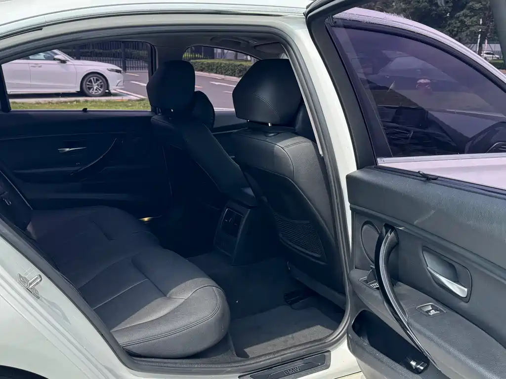 BMW 3 Series 2017 — фото 12