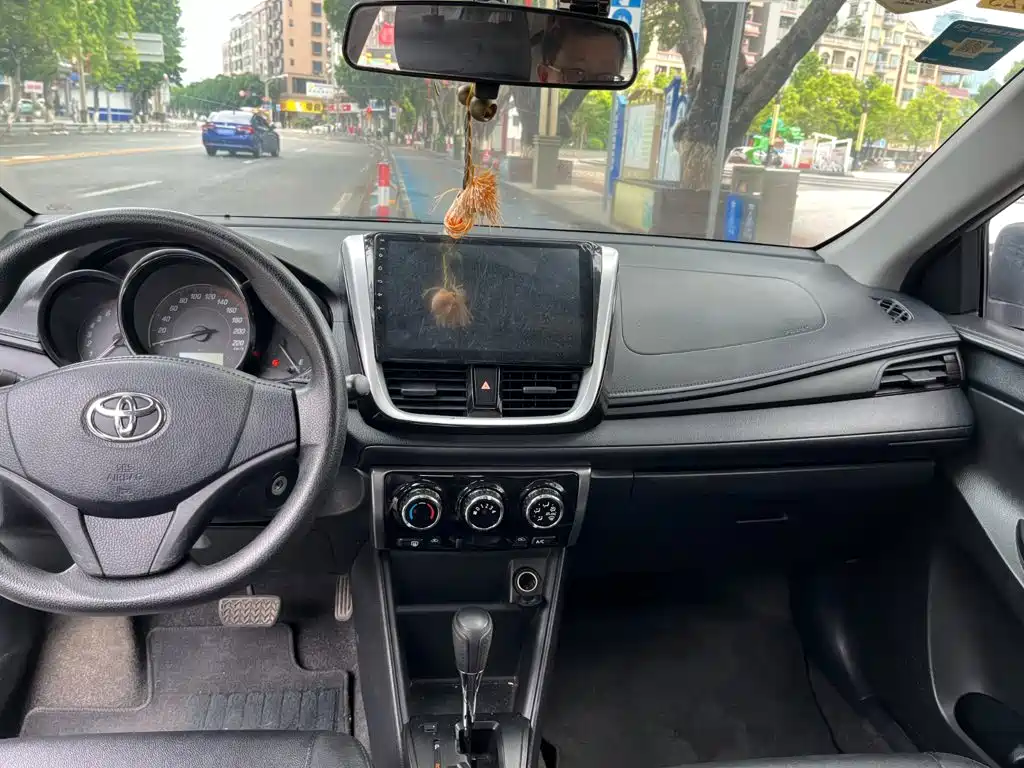 Toyota Yaris L 2021