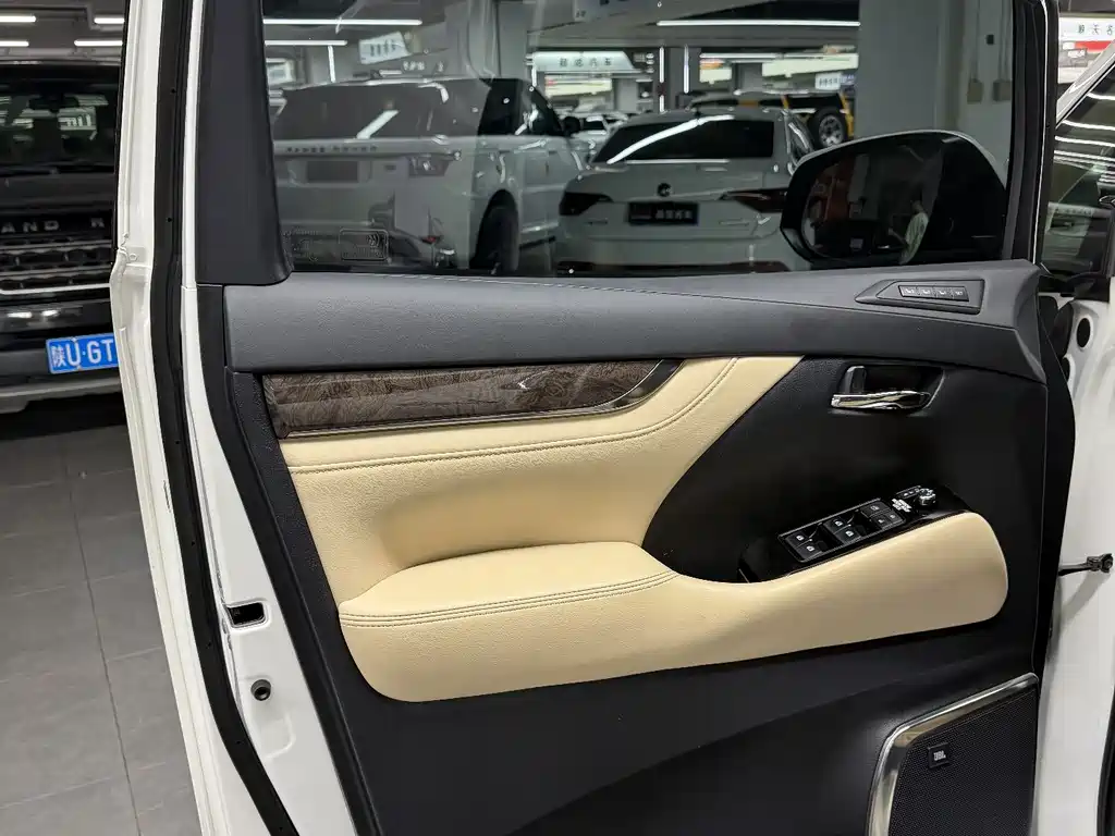 Toyota Alphard 2018 — фото 17