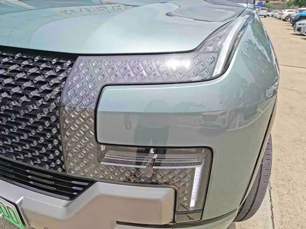Yangwang U8 2024