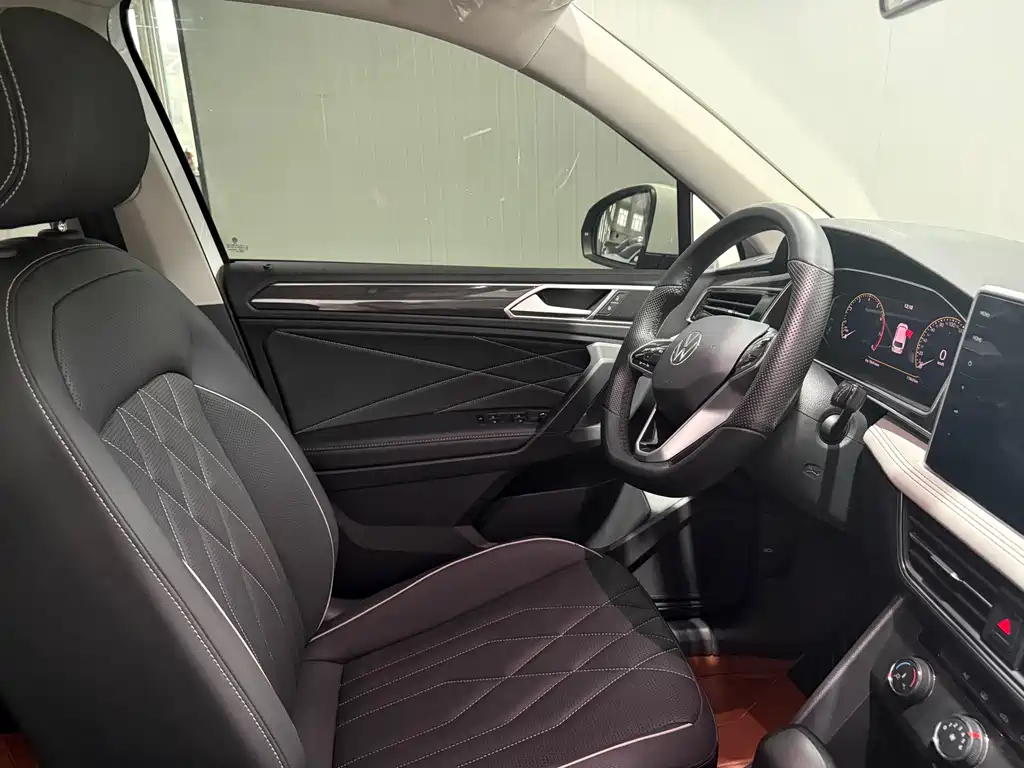 Volkswagen Tiguan L 2023 — фото 10