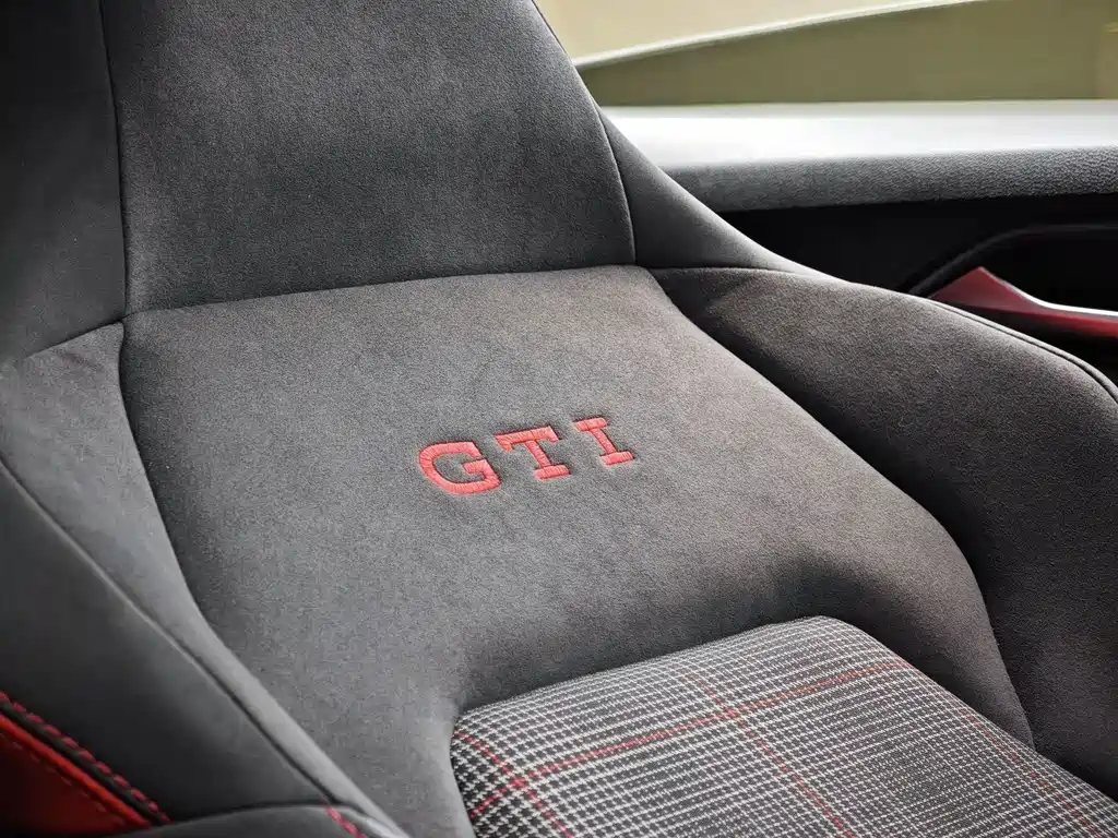 Volkswagen Golf GTI 2024 — фото 14