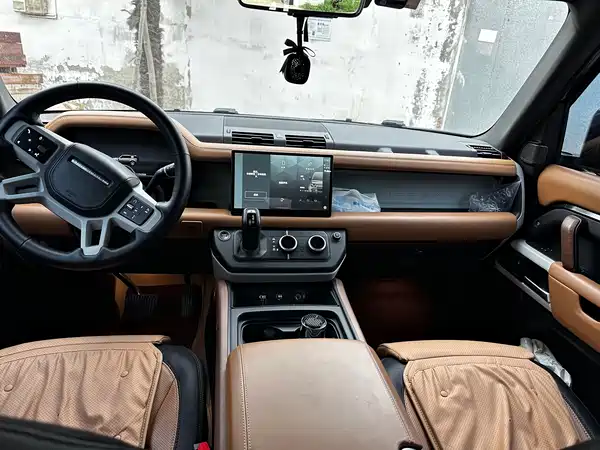 Land Rover Defender 2023