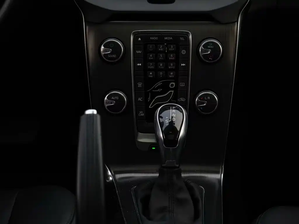 Volvo V40 2015 — фото 7