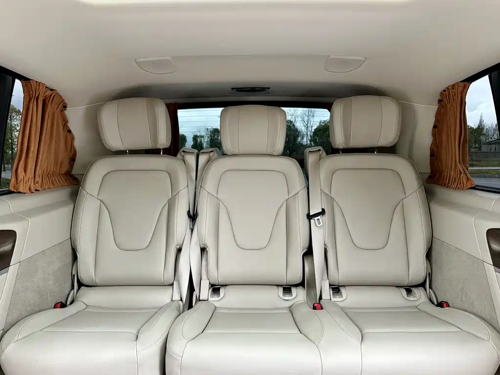 Mercedes-Benz V-Class 2022 — фото 17