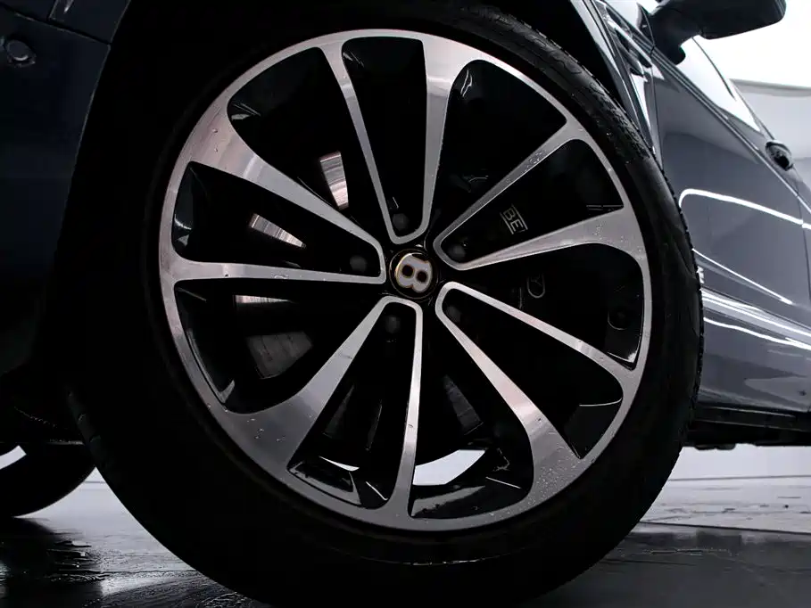 Bentley Bentayga 2019 — фото 16