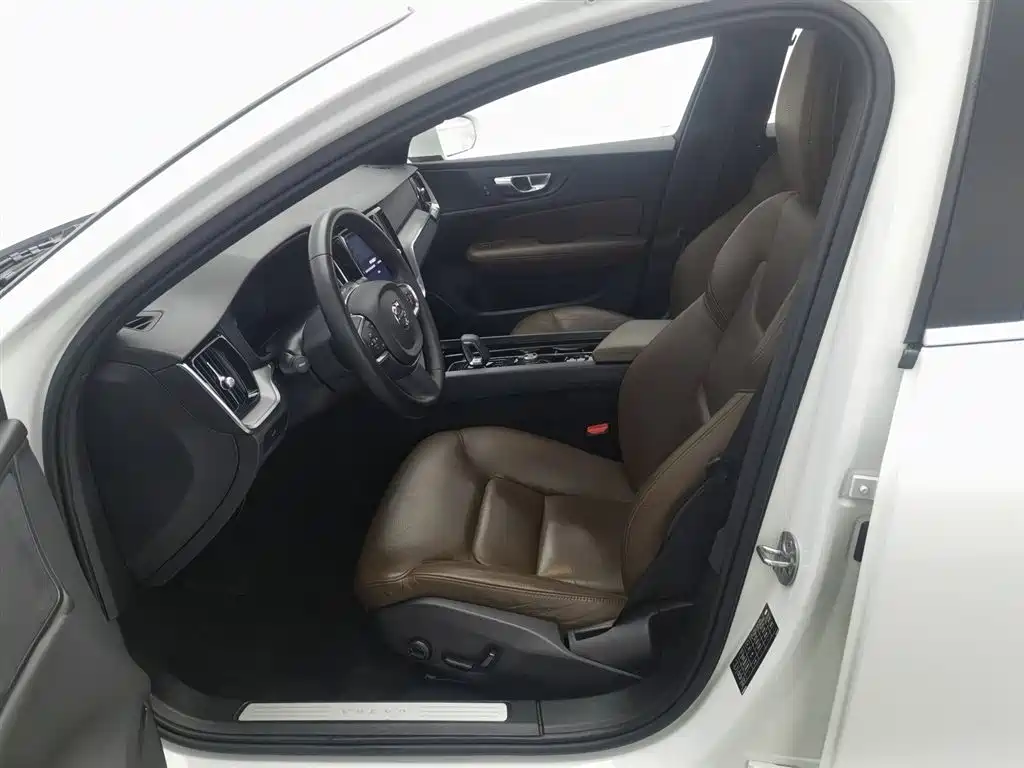 Volvo S60 2023 — фото 10