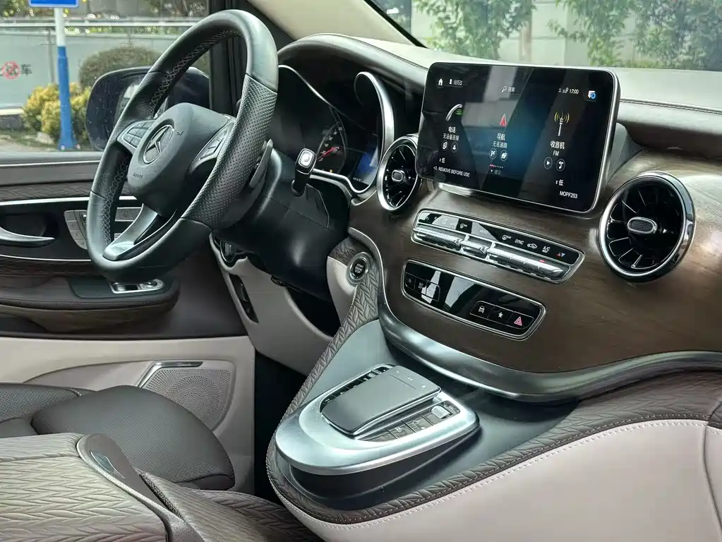 Mercedes-Benz V-Class 2023 — фото 12