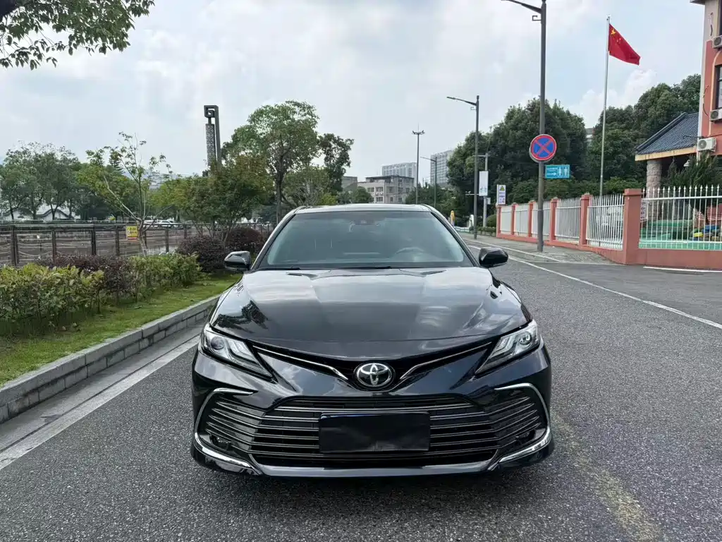 Toyota Camry 2022 — фото 2