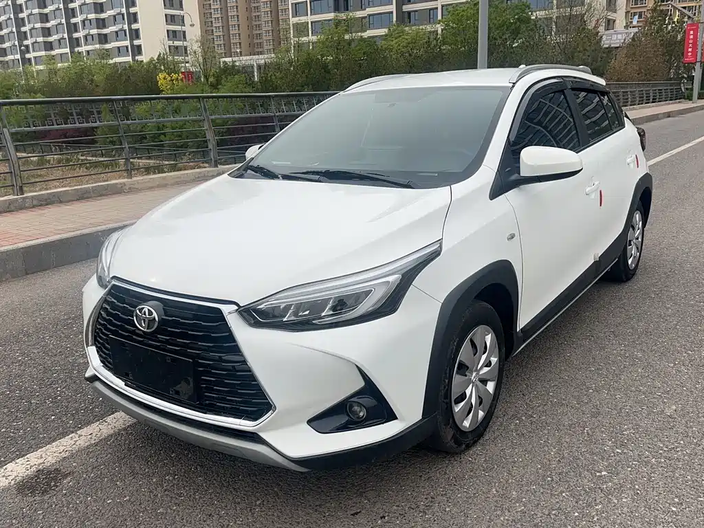 Toyota Yaris L 2022 — фото 1