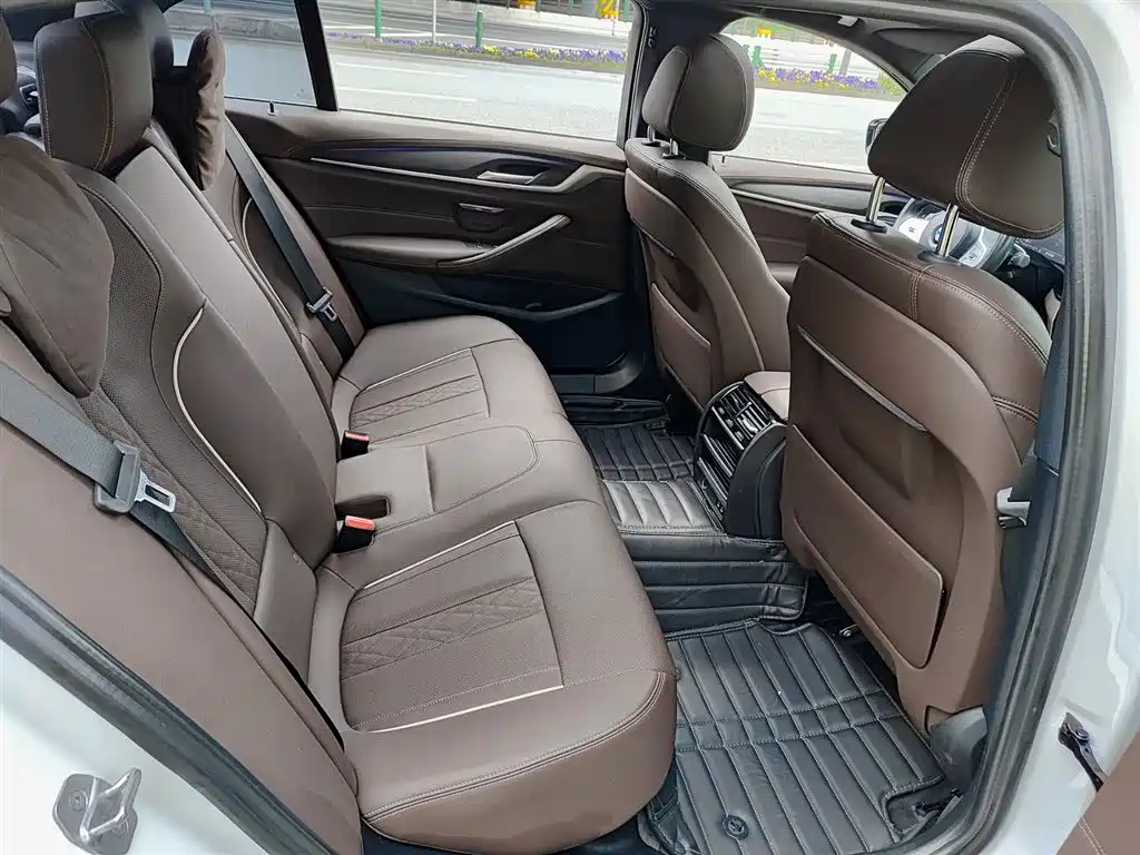 BMW 5 Series 2023 — фото 10