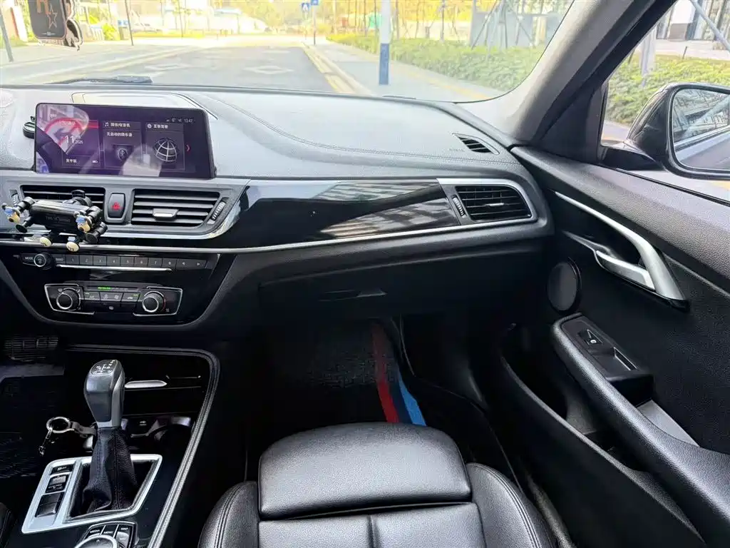BMW 1 Series 2019 — фото 16