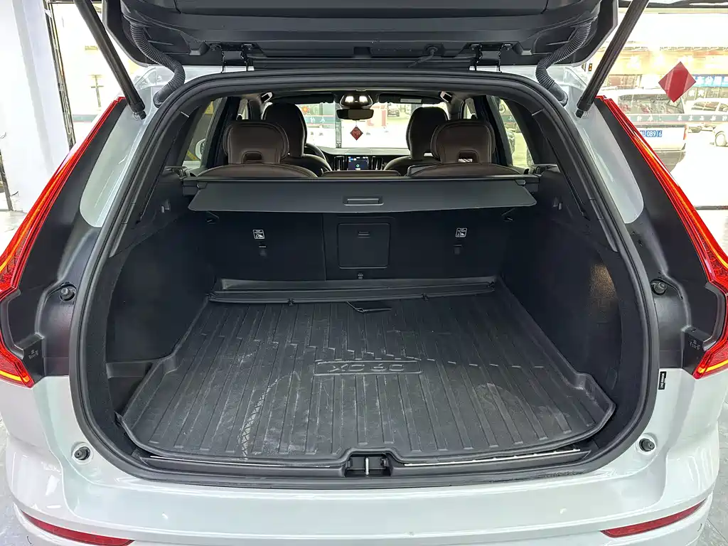 Volvo XC60 2022 — фото 10