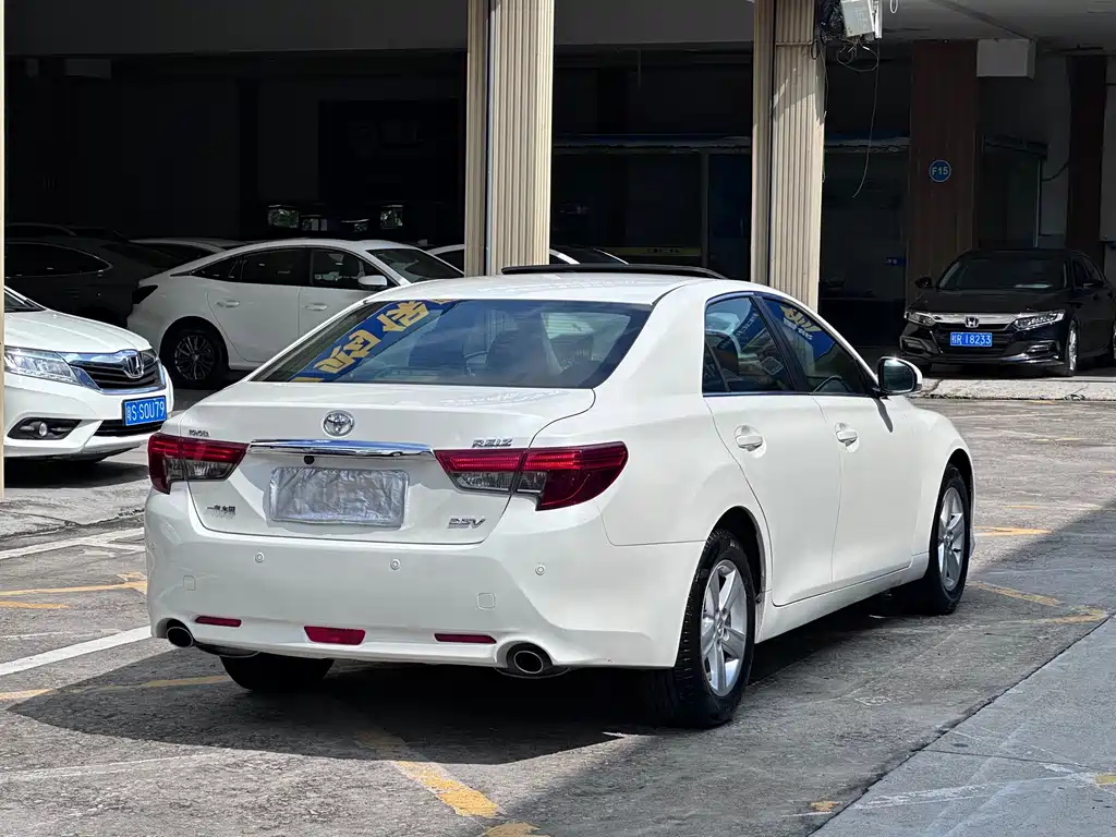 Toyota Reiz 2016 — фото 18
