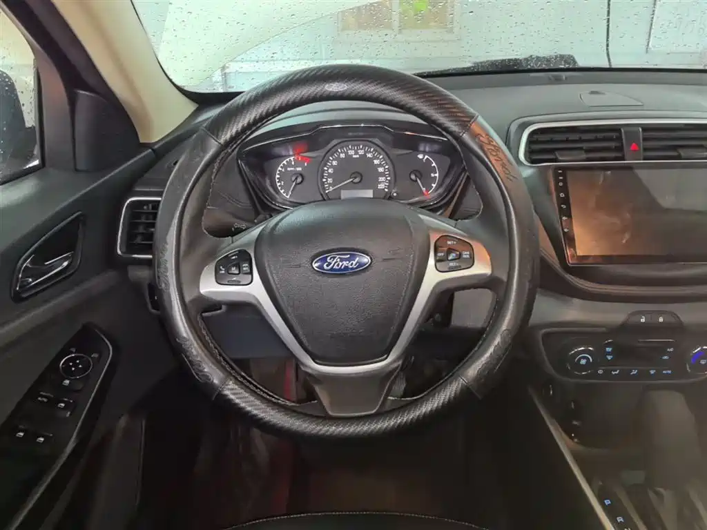 Ford Escort 2018 — фото 11