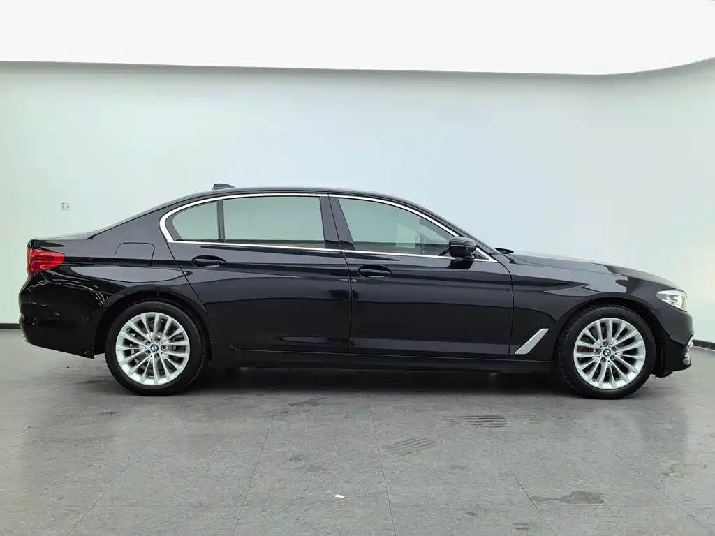 BMW 5 Series 2020 — фото 10