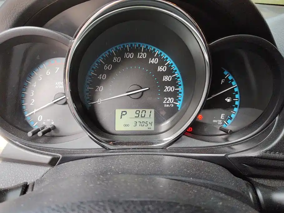 Toyota Yaris L 2017 — фото 12