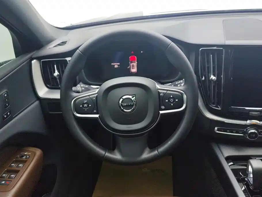 Volvo XC60 2023 — фото 15