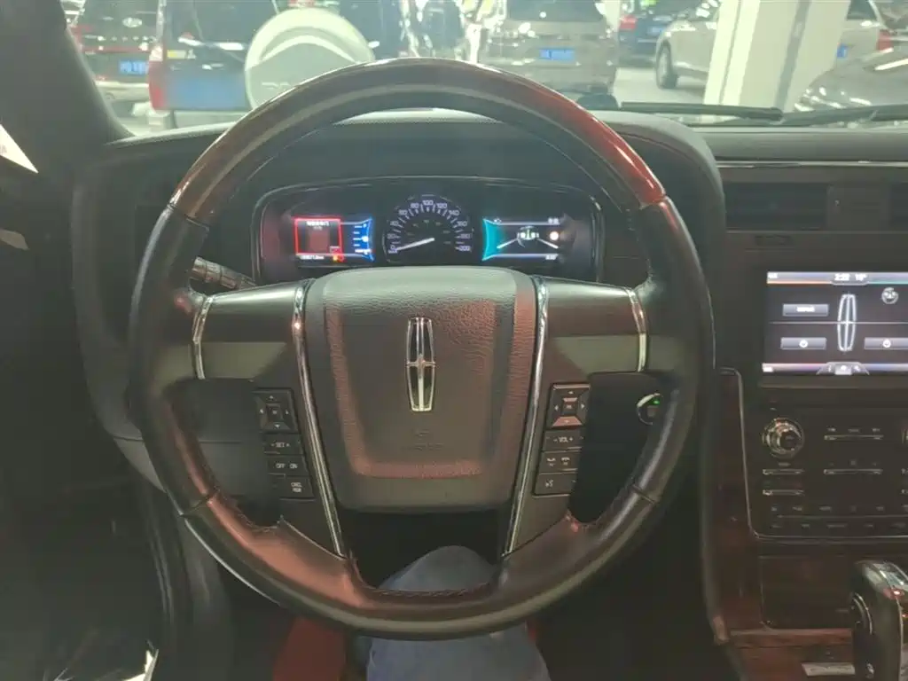 Lincoln Navigator 2016 — фото 11