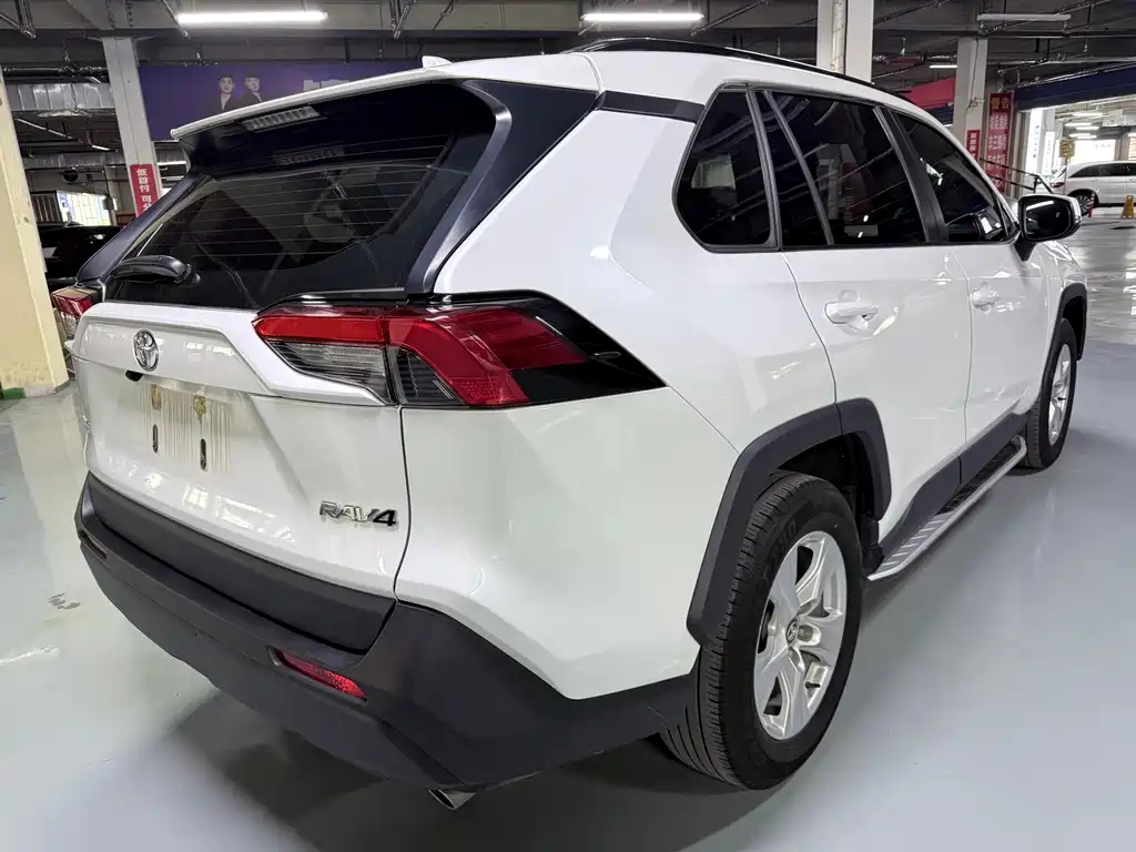 Toyota RAV4 2023 — фото 17