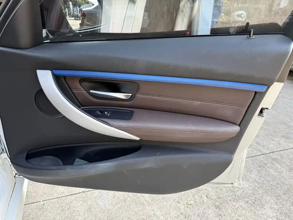 BMW 3 Series 2019 — фото 11
