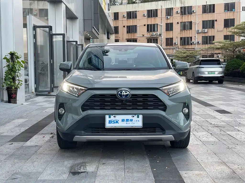 Toyota RAV4 2021 — фото 2
